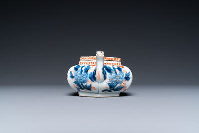 Een Chinese hexagonale Imari-stijl theepot met deksel, Kangxi