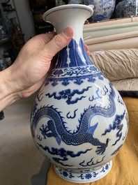 A Chinese blue and white 'yuhuchunping' 'dragon' vase on wooden stand, Qianlong mark, 19/20th C.