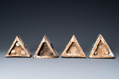 Vier Spaanse driehoekige polychrome aardewerken specerijenbakjes, Talavera, 18e eeuw