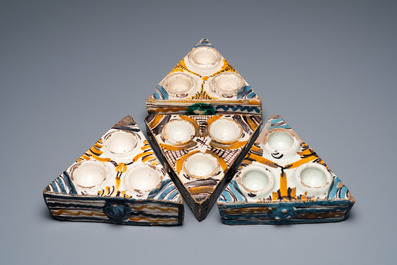 Vier Spaanse driehoekige polychrome aardewerken specerijenbakjes, Talavera, 18e eeuw