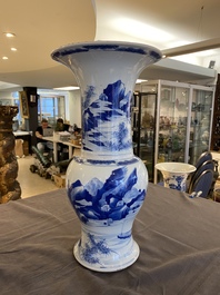 Vase de forme 'yenyen' en porcelaine de Chine en bleu et blanc &agrave; d&eacute;cor de p&ecirc;cheurs, 19&egrave;me