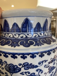 Vase en porcelaine de Chine en bleu et blanc &agrave; d&eacute;cor de rinceaux de fleurs, probablement Qianlong