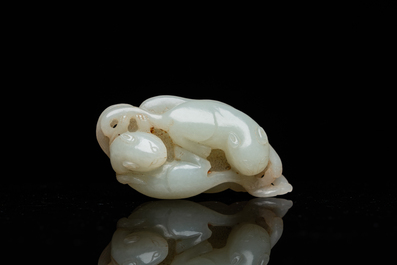 Pendentif en jade sculpt&eacute; figurant deux chats, Chine, Qing