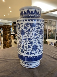 Vase en porcelaine de Chine en bleu et blanc &agrave; d&eacute;cor de rinceaux de fleurs, probablement Qianlong