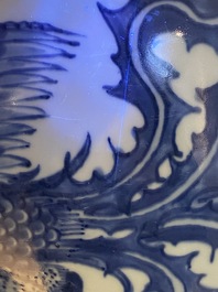 Vase en porcelaine de Chine en bleu et blanc &agrave; d&eacute;cor d'un qilin et d'un ph&eacute;nix, &eacute;poque Transition