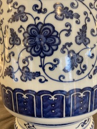 Vase en porcelaine de Chine en bleu et blanc &agrave; d&eacute;cor de rinceaux de fleurs, probablement Qianlong