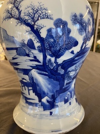 Vase de forme 'yenyen' en porcelaine de Chine en bleu et blanc &agrave; d&eacute;cor de p&ecirc;cheurs, 19&egrave;me