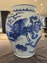 Vase en porcelaine de Chine en bleu et blanc &agrave; d&eacute;cor d'un qilin et d'un ph&eacute;nix, &eacute;poque Transition