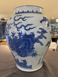 Vase en porcelaine de Chine en bleu et blanc &agrave; d&eacute;cor d'un qilin et d'un ph&eacute;nix, &eacute;poque Transition