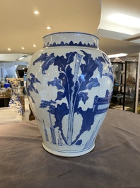 Vase en porcelaine de Chine en bleu et blanc &agrave; d&eacute;cor d'un qilin et d'un ph&eacute;nix, &eacute;poque Transition