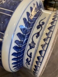 Vase en porcelaine de Chine en bleu et blanc &agrave; d&eacute;cor de rinceaux de fleurs, probablement Qianlong