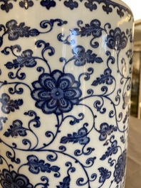 Een Chinese blauw-witte vaas met florale slingers, wellicht Qianlong