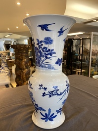 Vase de forme 'yenyen' en porcelaine de Chine en bleu et blanc rehauss&eacute; en bianco sopra bianco, Kangxi