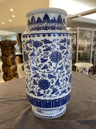 Vase en porcelaine de Chine en bleu et blanc &agrave; d&eacute;cor de rinceaux de fleurs, probablement Qianlong