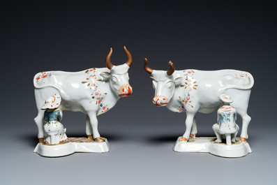 Paire de groupes de trayeurs de vaches en fa&iuml;ence blanche de Delft surd&eacute;cor&eacute;e &agrave; froid, 18&egrave;me