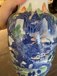Paire de vases en porcelaine de Chine famille verte &agrave; d&eacute;cor de paysages, marque de Yongzheng, 19/20&egrave;me