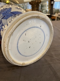 Een ongewone Chinese blauw-witte 'yenyen' vaas met antiquiteiten, Kangxi