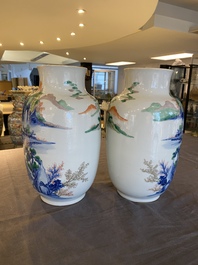 Paire de vases en porcelaine de Chine famille verte &agrave; d&eacute;cor de paysages, marque de Yongzheng, 19/20&egrave;me