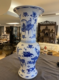 Vase de forme 'yenyen' en porcelaine de Chine en bleu et blanc &agrave; d&eacute;cor d'antiquit&eacute;s, Kangxi