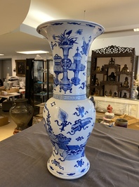 Vase de forme 'yenyen' en porcelaine de Chine en bleu et blanc &agrave; d&eacute;cor d'antiquit&eacute;s, Kangxi
