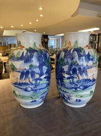 Paire de vases en porcelaine de Chine famille verte &agrave; d&eacute;cor de paysages, marque de Yongzheng, 19/20&egrave;me