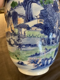 Paire de vases en porcelaine de Chine famille verte &agrave; d&eacute;cor de paysages, marque de Yongzheng, 19/20&egrave;me
