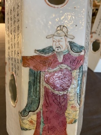 Paire de porte-chapeaux en porcelaine de Chine famille rose &agrave; d&eacute;cor 'Wu Shuang Pu', marque et &eacute;poque de Tongzhi