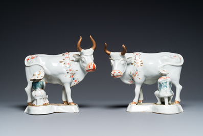 Paire de groupes de trayeurs de vaches en fa&iuml;ence blanche de Delft surd&eacute;cor&eacute;e &agrave; froid, 18&egrave;me