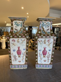 Paire de vases de forme rectangulaire en porcelaine de Chine famille rose &agrave; d&eacute;cor en relief, 19&egrave;me