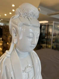 Een Chinese Dehua blanc de Chine figuur van Guanyin met ruyi, Boji Yuren 博及漁人 merk, 19/20e eeuw