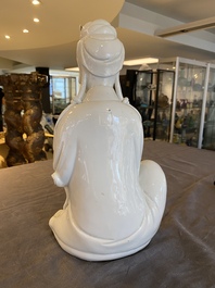 Een Chinese Dehua blanc de Chine figuur van Guanyin met ruyi, Boji Yuren 博及漁人 merk, 19/20e eeuw