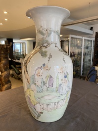 Vase en porcelaine de Chine qianjiang cai &agrave; d&eacute;cor de sages, dat&eacute; 1895