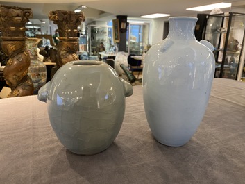 Deux vases en porcelaine de Chine en bleu monochrome, un &agrave; marque de Yongzheng, 19/20&egrave;me