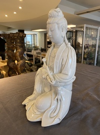 Een Chinese Dehua blanc de Chine figuur van Guanyin met ruyi, Boji Yuren 博及漁人 merk, 19/20e eeuw