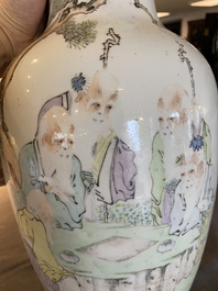 Vase en porcelaine de Chine qianjiang cai &agrave; d&eacute;cor de sages, dat&eacute; 1895