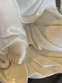 Een Chinese Dehua blanc de Chine figuur van Guanyin met ruyi, Boji Yuren 博及漁人 merk, 19/20e eeuw