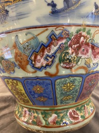 Paire de vases en porcelaine de Chine famille rose &agrave; fond c&eacute;ladon, 19&egrave;me