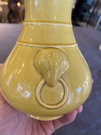 Vase de forme 'hu' en porcelaine de Chine &agrave; &eacute;mail en jaune monochrome sur socle en bois, marque de Qianlong, 19/20&egrave;me