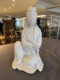 Sculpture de Guanyin en porcelaine blanc de Chine de Dehua, marque de Boji Yuren 博及漁人, 19/20&egrave;me