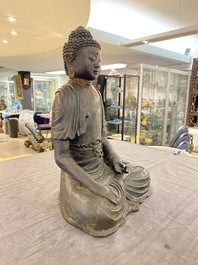Een grote Sino-Tibetaanse vergulde bronzen Boeddha, Ming