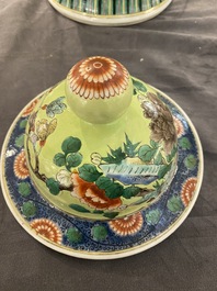 Paire de vases couverts en porcelaine de Chine famille verte &agrave; fond jaune, 19&egrave;me