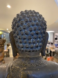 Een grote Sino-Tibetaanse vergulde bronzen Boeddha op lotustroon, Ming