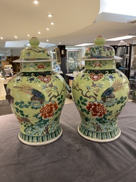 Paire de vases couverts en porcelaine de Chine famille verte &agrave; fond jaune, 19&egrave;me