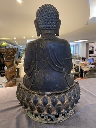 Een grote Sino-Tibetaanse vergulde bronzen Boeddha op lotustroon, Ming