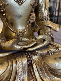 Een grote Chinese vergulde bronzen Boeddha Amitayus, 19/20e eeuw
