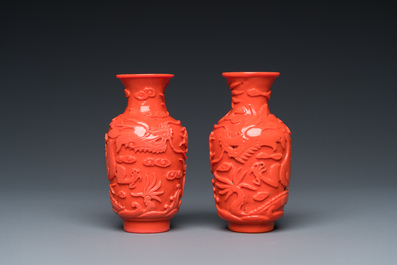 Paire de vases en verre de P&eacute;kin simulant du corail sur socles en bois, Chine, 19/20&egrave;me