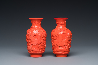 Paire de vases en verre de P&eacute;kin simulant du corail sur socles en bois, Chine, 19/20&egrave;me