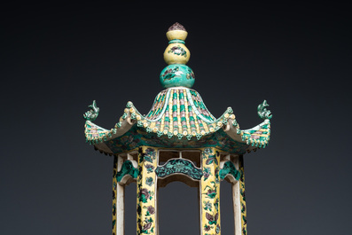 Rare pagode sur support en biscuit &eacute;maill&eacute; vert, Chine, 19&egrave;me