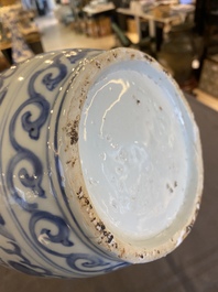 Verseuse en porcelaine de Chine en bleu et blanc &agrave; d&eacute;cor d'animaux mythiques, Wanli