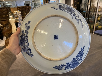 A large Chinese blue and white 'Bleu de Hue' dish for the Vietnamese market, Shi De Ding Zhi 世德定製 mark, 19th C.